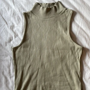 Polo linne - En jätte fin polo tröja/linne (sleveless) från nakd i färgen mint grön. Storlek S säljer pga att det inte är min stil!❤️ 