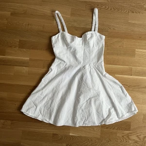 Klänning - Vardagsklänning med fin design och passform, kort men vacker. I väldigt bra skick, har bara använts 1 gång.