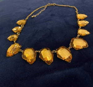 Halsband  - Ett guldfärgat halsband med gyllene rhinestones   Kan skicka mot fraktkostnad 