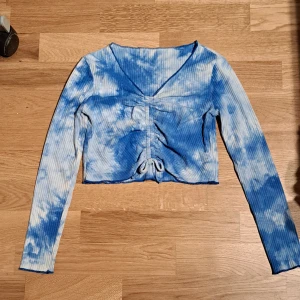 Fin topp - Fin magtröja/topp i blå och vit