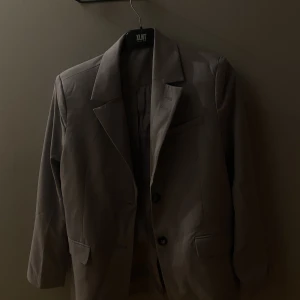 Kavaj från NA-KD  - En helt oanvänd grå kavaj ifrån NA-KD. Prislappen sitter kvar. 