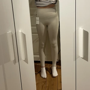 Träningsbyxor  - Säljer dessa beigea träningsbyxor ifrån drop of mindfulness. Aldrig använt bara testat, prislappen sitter kvar. Orginalpris 399kr. Säljer då jag har ett par liknande. 