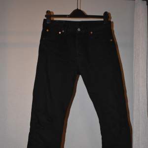 Svarta Levis jeans i Bra skick Storlek W29 L30