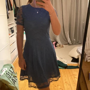 Blå spetsklänning - Den gör inte rättvisa på bilderna. Jättefin blå klänning som passar perfekt till bröllopp