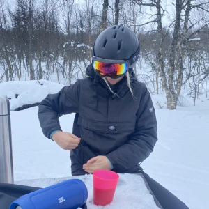 Skidjacka - Snygg trendig svart skidjacka från Pull & Bear. Har många bra och smidiga fickor och är bara använd under en vecka, så den är i mycket bra pris. Köpt för 500kr och den finns inte kvar på hemsidan. Pris går att diskutera:)