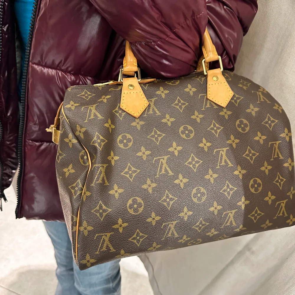 Säljer min äkta Louis Vuitton väska pågrund av jag inte har användning av den, så fräsch känns nästan som ny, kvitto och äkthetsbevis finns. Ny pris cirka 14 000 mitt pris 8000 kan mötas runt Stockholm. . Väskor.
