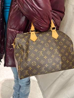 Säljer min äkta Louis Vuitton väska pågrund av jag inte har användning av den, så fräsch känns nästan som ny, kvitto och äkthetsbevis finns. Ny pris cirka 14 000 mitt pris 8000 kan mötas runt Stockholm. 