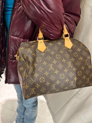 Louis Vuitton väska  - Säljer min äkta Louis Vuitton väska pågrund av jag inte har användning av den, så fräsch känns nästan som ny, kvitto och äkthetsbevis finns. Ny pris cirka 14 000 mitt pris 8000 kan mötas runt Stockholm. 