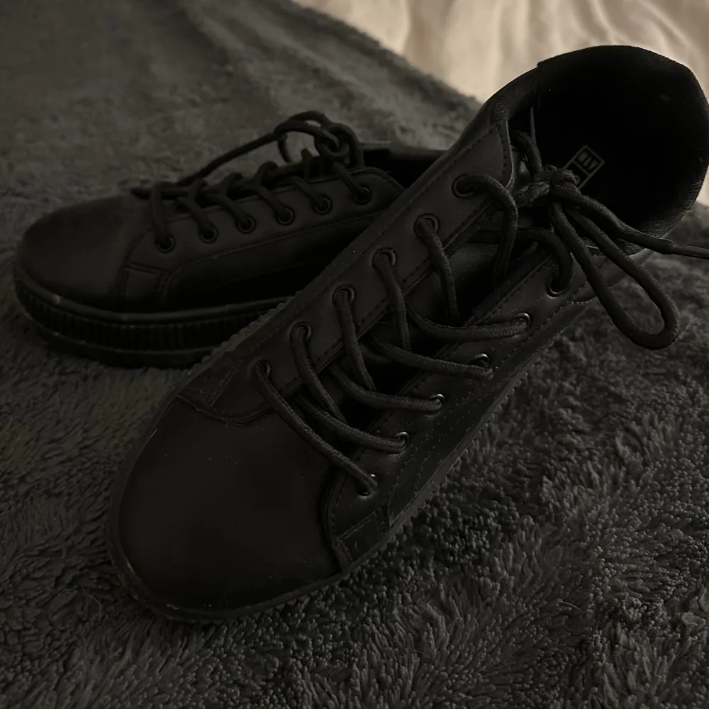 Svarta sneakers från Nelly. Knappt använda i storlek 39. . Skor.