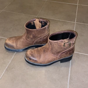 Johnny bulls boots - Sparsamt använda Johnny bulls stövlar, mest stått i garderoben de senare åren!   I brunt skinn med naturliga skiftningar och slitningar. Lågskaftade och rejäla boots. 