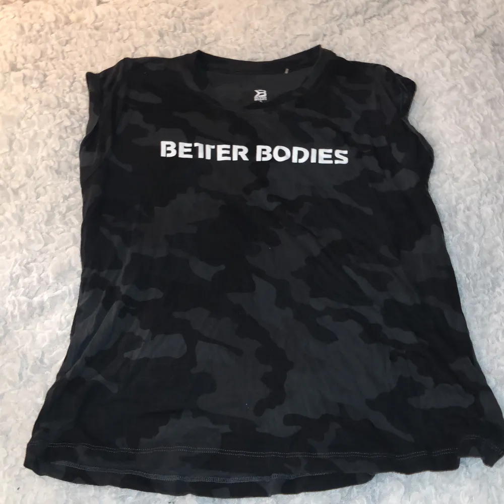 Tränings t-shirt från Better Bodies i svart/grå camouflage🖤🤍true to size! . T-shirts.
