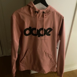 Snowboard jacka - Rosa dope jacka i storlek xxs men sitter som en Xs,bra skick använd fåtal gånger 