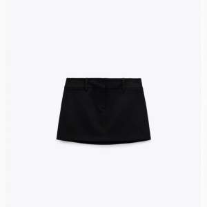 Lowrise mini kjol från Zara🖤🖤 Storlek S, aldrig använd, lappen kvar.  Säljer pga lite stor på mig och hann ej returnera