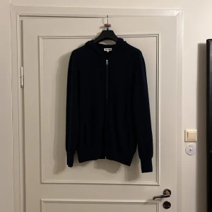 Soft goat zip hoodie  - Säljer en soft goat zip hoodie. färg navy. Kvitto finns kvar.  Hör av dig om du är intresserad.