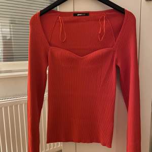 Säljer min röda långärmade ribbade tröja från Gina Tricot i storlek M❤️‍🔥 använd en gång❤️‍🔥 
