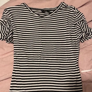 Randig tröja  - Randig tröja med volang på ärmens ände, fint skick!