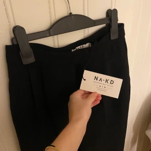 NAKD kostymbyxor  - Ett par svarta fina kostymbyxor som tyvärr köptes i fel storlek, aldrig använda och har prislappen kvar! 