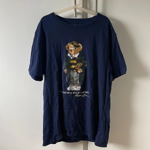 Ralph lauren pola bear  - En polo bear t-shirt. Andvänd men i gott skick. (+ frakt) barnstorlek men passar som en xs/s  