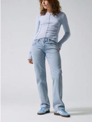 Dessa jeans är knappt använda, så alltså i toppen skick👍 Köpta för några månader sedan! Köpte för 500 men eftersom de är i sådan bra skick säljer jag de för 390kr 🤩 skriv om du vill ha fler bilder eller har någon fråga😁i färgen summer blue !