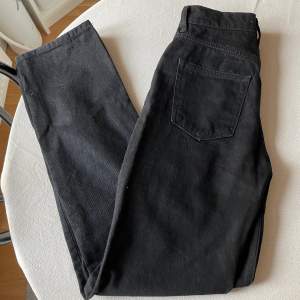 Säljer mina svarta jeans i strlk 32 från Gina i fint skick🥰 Köparen står för frakt💕