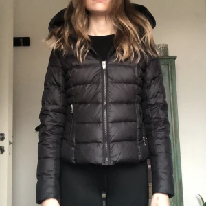 Rockandblue jacka - Svart Rockandblue vinterjacka i storlek 34.  Den är använd under ett par vintersäsonger men den ser fortfarande ut som ny!