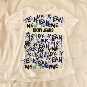 DKNY t-shirt - T-shirt från DKNY🤜 köpt i LA och knappt använd