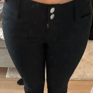 Lågmidjade byxor/kostymbyxor - Säljer dessa lågmidjade byxorna som är mer i ett kostymbyx material pga att de inte kommer till användning. De är från weekday och är köpta för 500kr. 