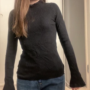 Svart tight stickad tröja - Svart tight stickad tröja från Gina tricot😍 Kommer inte längre till använding😣 Hör av dig om du har någon fråga☺️ Köparen står för frakten!