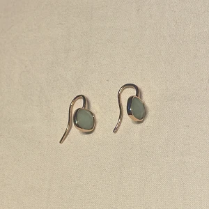 Örhängen  - Ett par fina örhängen som inte används längre med en grön fin sten inuti 💕 