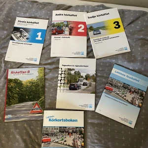 Körkortsböcker - Alla böcker man behöver inför körkortet, de är väldigt lätta att förstå och hjälpte mig ta mitt körkort snabbt!
