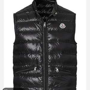 Moncler väst - Knappt använd passar inte därför den säljs. Kvitto finns