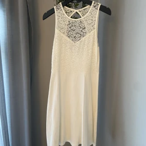 klänning  - Vit finklänning,mycket bekvämt material, knappt använd o den är i fint skick 