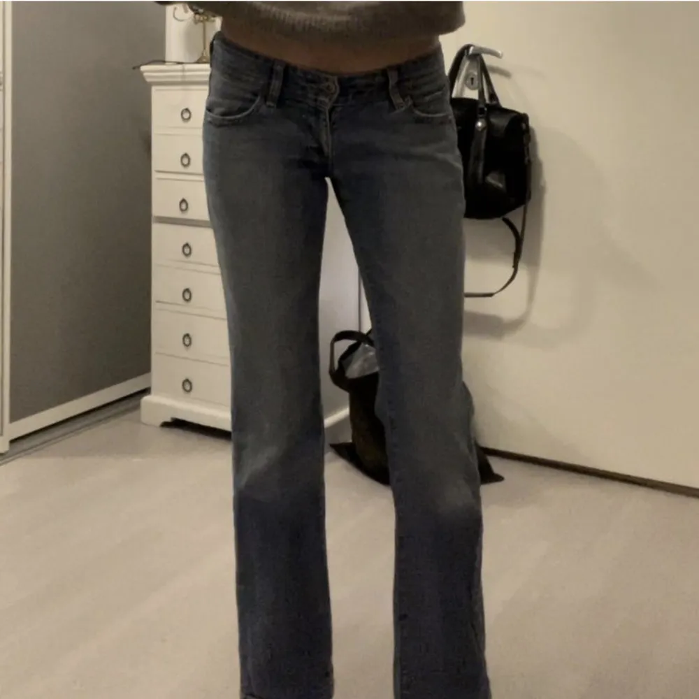 Så sjukt snygga Levis lågmidjade jeans! 550kr+frakt. ❣️. Jeans & Byxor.