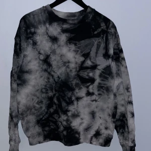 Tie dye sweatshirt  - Tie dye sweatshirt från herravdelningen på lager 157. Storlek s i herrstorlek, den sitter lite oversized på mig som har s. Färgen syns bäst på andra bilden. 70kr +frakt, priset går alltid att diskutera☺️ skriv för mer info eller fler bilder🌟💕