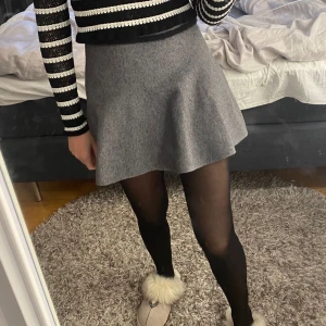 Zara stickad kjol grå - Säljer denna jättefina zara kjolen som är storlek M men passar mig som är S för den är så stretchig.kontakta mig om du har några frågor