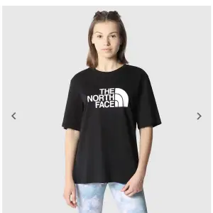 T-shirt från The North Face! Säljer då den inte används längre. Storlek S/XS.  Säljes för 50kr! Skriv gärna om ni har några frågor!🤗