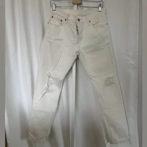 Levis 501 vita jeans  - Levis vita raka 501 jeans. Helt NYA och använda EN gång. Står tyvärr ingen exakt storlek men de passar storlek 36/38. Jag är 160cm lång och dom är lite långa på mig.