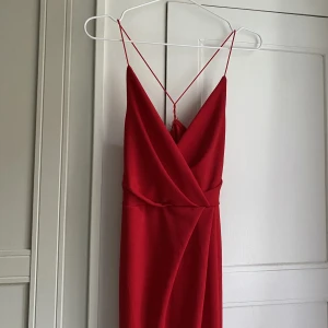 Klänning med slits - V-ringad klänning med delvis öppen rygg och slits i sidan