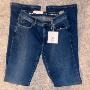 Jeans  - Säljer dessa as snygga low waist jeans, säljer då jag inte använder tycker de är min stil. (Aldrig använda, lappkvar) Ny pris 600kr