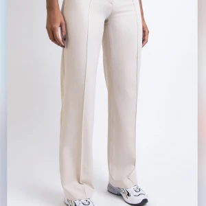 Kostymbyxor Madlady - Ljust beiga kostymbyxor från Madlady i superbra kvalitet! Storlek 36 🤍endast testade! nypris 599 men säljer dom för 120kr! 