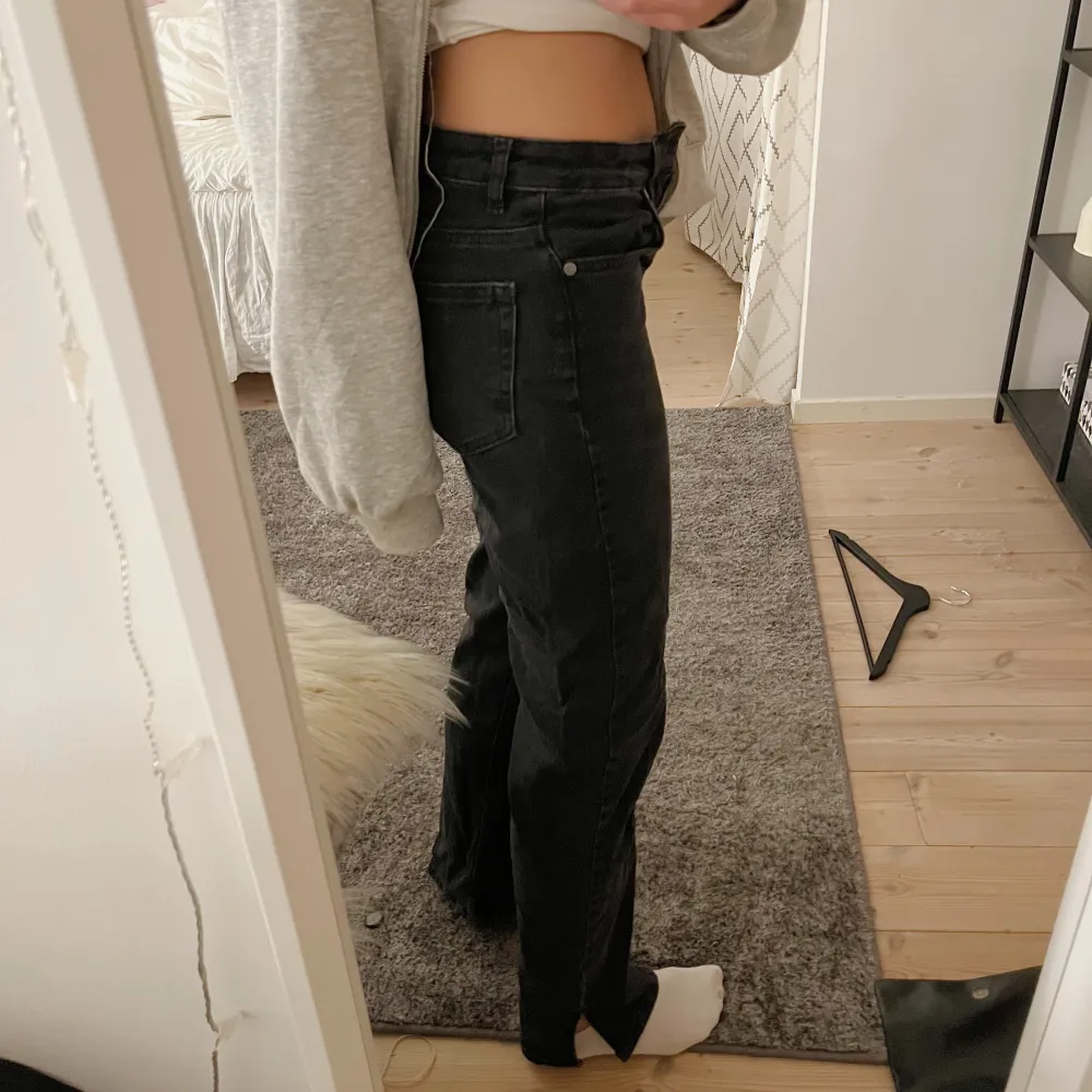 Jag säljer mina superfina raka svarta jeans med en lite sklits!!💕💕de är midwaist!! De är för korta på mig som är 170, skulle säga att de passar någon som är 166 och neråt💕frakt tillkommer!!!. Jeans & Byxor.