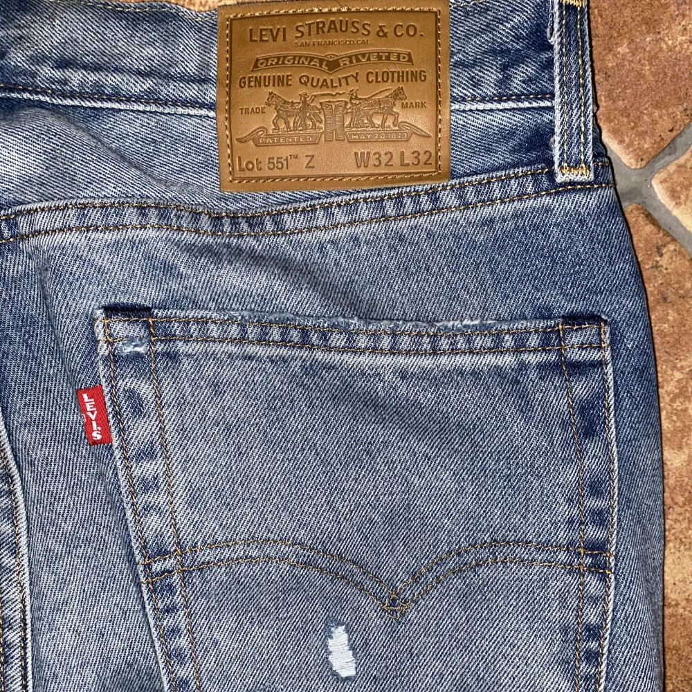 Feta Levis 551 jeans i storleken 32/32. Säljer endast för att storleken i efterhand kändes för stor på mig. Annars är de helt oanvända och bara testade. Köpt för 1100, mitt pris 600 men kan gå ner vid snabb affär🙌. Jeans & Byxor.