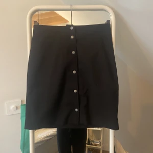 Filippa K pennkjol - Jättefin pennkjol från Filippa K med knappar hela vägen i fram och fickor i bak. Säljer då den tyvärr har blivit för liten för mig. 