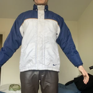 Nike Vinterjacka - Jag är 184 och den ser ut såhär på mig.