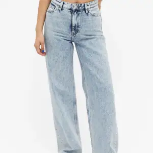 Sjukt snygga jeans! Endast använda ett fåtal gånger så därav superfint skick!  Köpta för 400kr