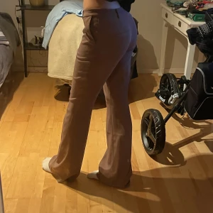 Kostymbyxor  - Jättefina och sköna bruna kostymbyxor från weekday, jättefint skick. Säljer pga att jag inte använder dom.