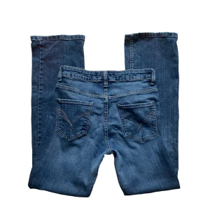 lågmidjade jeans y2k - snygga lågmidjade straight leg jeans från gammal lindex kollektion. Påminner om brandy melville jeans i washen. Skriv privat för mått/bilder. Köparen står för frakt. 💕