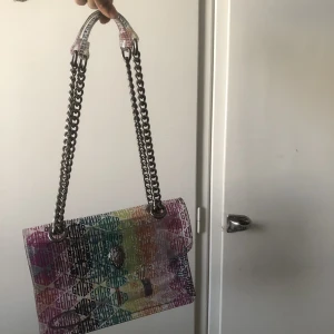 Kurt Geiger handväska  - Säljer nu min älskade kurt geiger handväska. Köpte på zalando 2020. Den är använd men inte sliten det minsta. Stängs med en magnetknapp och man kan ha den crossbody men även över ena axeln bara.