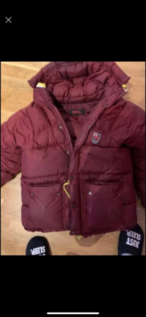 Fjällräven  - Fjällräven storlek xxxs. Har köpt den utav en person och nu säljer jag den vidare för att den är för liten. Den har ett litet hål på armen plus att den behöver en kemtvätt. 