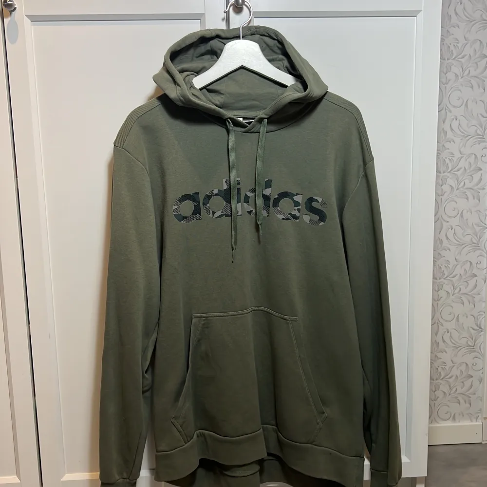 Adidas hoodie med storlek med i bilden. Använd ca 10 gånger.. Hoodies.